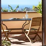 The Hill Terrace Apartman Massa